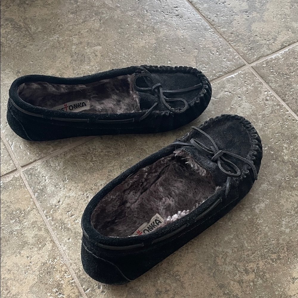 Minnetonka women's Black Moccasins